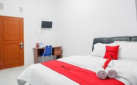 RedDoorz Plus at Hotel Lestari Karema Mamuju
